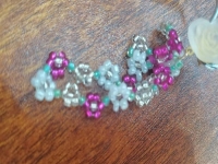 6月22日，手工活外發(fā)加工可靠嗎？在家做手工副業(yè)掙錢，開手工加工廠，喜歡與手工之家合作，因?yàn)楹献髁己梅判?，圖為串珠米珠繡純手工產(chǎn)品剪影