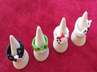 6月27日，手工兼職在家做是真的嗎，靈活就業(yè)手工項(xiàng)目，開手工加工廠，在手工之家，純手工與時(shí)俱進(jìn)、一直在創(chuàng)新發(fā)展，圖為串珠米珠繡純手工產(chǎn)品剪影