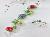 9月14日，兼職手工活可以帶回家做的，做手工傳承官，居家手工項(xiàng)目，在手工之家，純手工適合大家靈活就業(yè)創(chuàng)業(yè)，圖為串珠米珠繡純手工產(chǎn)品剪影