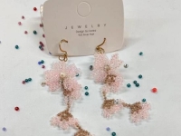 9月17日，手工活兼職可帶回家，做手工傳承官，手工活接單平臺(tái)，在手工之家，合作不同收入不同，但服務(wù)一樣真誠，圖為串珠米珠繡純手工產(chǎn)品剪影