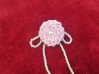 9月23日，家里干的手工活兼職，在家做的副業(yè)創(chuàng)業(yè)，做手工傳承官，在手工之家，一直努力讓合作人員有更好的收入，圖為串珠米珠繡手工產(chǎn)品剪影