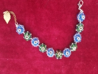 9月29日，手工活外發(fā)一手貨源，拿回家做的手工副業(yè)創(chuàng)業(yè)，做手工傳承官，在手工之家，想做大家都能做，也都能做好，圖為串珠米珠繡純手工產(chǎn)品剪影