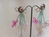 7月5日，手工活外發(fā)加工正規(guī)的廠家，開手工加工廠，拿回家做的手工活，大家與手工之家一起努力、一起收獲成長(zhǎng)，圖為串珠米珠繡純手工產(chǎn)品剪影