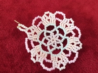 7月6日，在家做的手工靈活就業(yè)，手工兼職的正規(guī)網(wǎng)站，開手工加工廠，在手工之家，服務(wù)好、選擇多，圖為串珠米珠繡純手工產(chǎn)品剪影