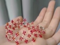 7月15日，外發(fā)手工活正規(guī)平臺，兼職手工在家可做，開手工加工廠，在手工之家，各種合作的服務都很好，圖為串珠米珠繡純手工產(chǎn)品剪影