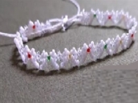 7月16日，在家可以做的兼職工作，在家手工靈活就業(yè)，開手工加工廠，與手工之家良好合作，因為這里加工銷售掙錢都放心，圖為串珠米珠繡純手工產(chǎn)品剪影