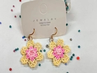 8月26日，手工活外發(fā)加工可靠嗎？靈活就業(yè)創(chuàng)業(yè)，做手工傳承官，在手工之家，純手工事業(yè)全面發(fā)展，圖為串珠米珠繡純手工產(chǎn)品剪影