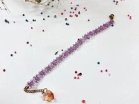 8月27日，農(nóng)村手工活加工項目去哪里找，拿回家做的手工項目，做手工傳承官，在手工之家，線上線下合作，服務(wù)一樣，圖為飾品類串珠純手工產(chǎn)品剪影