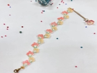 9月5日，手工活從哪里找廠家，想接正規(guī)廠家的手工項目，做手工傳承官，與手工之家合作，找到這里的方式有很多種，圖為串珠米珠繡純手工產(chǎn)品剪影