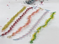 10月6日，手工兼職創(chuàng)業(yè)在家做是真的，微創(chuàng)業(yè)做手工傳承官，在家做的好手工，信任來自了解，手工之家與大家一起努力發(fā)展，圖為串珠米珠繡純手工產(chǎn)品剪影