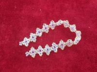 10月9日，手工活外發(fā)可靠，在家做手工副業(yè)創(chuàng)業(yè)，做手工傳承官，與手工之家合作良好放心，因?yàn)榇蠹易龅搅诉@幾點(diǎn)，圖為串珠米珠繡純手工產(chǎn)品剪影