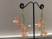 10月23日，在家做的手工小成本創(chuàng)業(yè)項目，手工兼職創(chuàng)業(yè)的正規(guī)網(wǎng)站，開飾品加工廠，做手工傳承官，在手工之家，重視與每一位人員的合作，圖為串珠米珠繡純手工產(chǎn)品剪影