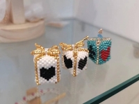 10月25日，在家怎么接手工活掙錢，在家做兼職的正規(guī)平臺，微創(chuàng)業(yè)做手工傳承官，在手工之家，立足市場來創(chuàng)新讓純手工事業(yè)發(fā)展更好，圖為串珠米珠繡純手工產(chǎn)品剪影