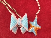 10月29日，在家做的手工活正規(guī)平臺，在家可以做的兼職工作，居家開飾品加工廠，微創(chuàng)業(yè)做手工傳承官，與手工之家合作，平等共贏，相互成就，圖為串珠米珠繡手工產(chǎn)品剪影