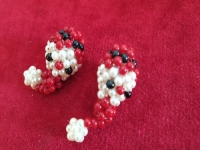 10月31日，在家能做的兼職，正規(guī)掙錢的副業(yè)創(chuàng)業(yè)項目，輕資產(chǎn)創(chuàng)業(yè)做手工傳承官，在手工之家，收入好因為大家都在辛勤付出，圖為串珠米珠繡純手工產(chǎn)品剪影