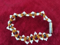 11月4日，在家兼職手工創(chuàng)業(yè)，靈活自由副業(yè)創(chuàng)業(yè)，輕資產(chǎn)創(chuàng)業(yè)做手工傳承官，做好服務(wù)是手工之家與合作人員良好合作的基礎(chǔ)，圖為串珠米珠繡純手工產(chǎn)品剪影