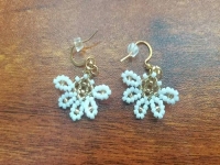 11月10日，手工活拿回家做，靈活就業(yè)手工創(chuàng)業(yè)居家掙錢，微創(chuàng)業(yè)做手工傳承官，與手工之家合作，手工加工等業(yè)務好做又掙錢，圖為串珠米珠繡純手工產(chǎn)品剪影