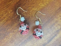 11月14日，外發(fā)手工領回家做，靈活副業(yè)創(chuàng)業(yè)，低成本做手工傳承官，在手工之家，選擇怎樣的合作，大家說了算，圖為串珠純米珠繡純手工產(chǎn)品剪影