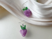 11月21日，外發(fā)手工領回家做，靈活就業(yè)手工創(chuàng)業(yè)，在家做手工掙錢，微創(chuàng)業(yè)做手工傳承官，手工之家的純手工適合與家人一起做，圖為串珠米珠繡純手工產(chǎn)品剪影