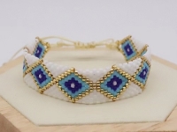 12月10日，手工活外發(fā)加工網(wǎng)，在家做手工掙錢，小成本創(chuàng)業(yè)做手工傳承官，手工之家的純手工事業(yè)是大家的，圖為串珠米珠繡純手工產(chǎn)品剪影