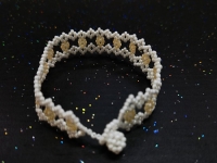 12月17日，拿回家做的手工項(xiàng)目，農(nóng)村手工創(chuàng)業(yè)項(xiàng)目，小成本創(chuàng)業(yè)做手工傳承官，手工之家的純手工很適合農(nóng)村做，圖為飾品類串珠純手工產(chǎn)品剪影