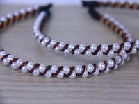 外發(fā)手工領(lǐng)回家做，在村里做純手工掙錢的人很多，合作放心