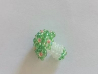 12月30日，手工活外發(fā)加工正規(guī)廠家直接發(fā)貨，微創(chuàng)業(yè)做手工傳承官，在家做的手工創(chuàng)業(yè)項(xiàng)目，手工之家的純手工事業(yè)有根基，圖為串珠米珠繡純手工產(chǎn)品剪影