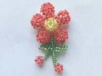 1月1日，家里干的手工活兼職，帶回家做的手工就業(yè)創(chuàng)業(yè)項(xiàng)目，微創(chuàng)業(yè)做手工傳承官，手工之家的純手工有市場(chǎng)、好加工，圖為串珠米珠繡純手工產(chǎn)品剪影