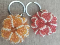 1月13日，拿回家做的手工活，在家掙錢的副業(yè)創(chuàng)業(yè)，小本創(chuàng)業(yè)做手工傳承官，手工之家的合作方式和業(yè)務(wù)選擇多，圖為串珠米珠繡手工產(chǎn)品剪影