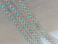 1月25日，兼職手工外發(fā)加工在家可做，微創(chuàng)業(yè)做手工傳承官，靈活就業(yè)、輕資產(chǎn)創(chuàng)業(yè)，在手工之家，創(chuàng)新給了大家更多的保障，圖為串珠米珠繡手工產(chǎn)品剪影