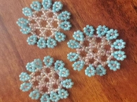 2月14日，可在家做的兼職手工, 想接正規(guī)廠家的手工創(chuàng)業(yè)項目，輕資產(chǎn)創(chuàng)業(yè)開手工加工廠、做手工傳承官，與手工之家合作，這里的手工是大家掙錢的好選擇，圖為串珠米珠繡純手工產(chǎn)品剪影