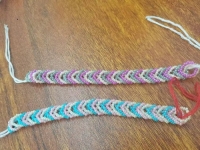 2月15日，附近有沒有兼職手工,微創(chuàng)業(yè)開手工加工廠、做手工傳承官，農(nóng)村手工加工副業(yè)創(chuàng)業(yè)，在手工之家，選擇適合的合作業(yè)務(wù)，多努力、多掙錢，圖為串珠米珠繡純手工產(chǎn)品剪影