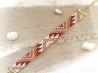 2月23日，手工拿回家做在哪里找，外發(fā)加工接單平臺，在家開手工加工廠，微創(chuàng)業(yè)做手工傳承官，在手工之家，合作就有好收入，圖為串珠米珠繡純手工產(chǎn)品剪影