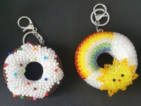 2月24日，兼職手工可以帶回家做，在家里開手工加工廠掙錢，輕資產(chǎn)創(chuàng)業(yè)做手工傳承官，與手工之家合作，付出有好回報，圖為串珠米珠繡純手工產(chǎn)品剪影