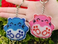 2月25日，正規(guī)手工接單平臺，居家創(chuàng)業(yè)開手工加工廠，小成本創(chuàng)業(yè)做手工傳承官，在手工之家，能掙錢的方法很多，圖為串珠米珠繡純手工產(chǎn)品剪影