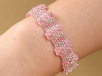 3月10日，手工拿回家做，靈活就業(yè)手工創(chuàng)業(yè)居家掙錢，微創(chuàng)業(yè)開手工加工廠、做手工傳承官，在手工之家，認(rèn)真敬業(yè)多掙錢，圖為串珠米珠繡純手工產(chǎn)品剪影