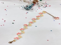 3月12日，手工接單正規(guī)平臺，可靠的純手工創(chuàng)業(yè)項目，小成本創(chuàng)業(yè)開手工加工廠、做手工傳承官，手工之家的純手工是自由靈活的，圖為串珠米珠繡純手工產(chǎn)品剪影