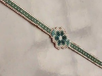 3月19日，外發(fā)手工領(lǐng)回家做，靈活就業(yè)手工創(chuàng)業(yè)，在家做手工掙錢，微創(chuàng)業(yè)開手工加工廠、做手工傳承官，手工之家的純手工，大家有發(fā)言權(quán)，圖為串珠米珠繡純手工產(chǎn)品剪影