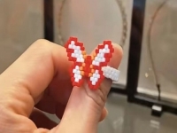 3月17日，在家就能賺錢的工作，帶回家做的手工創(chuàng)業(yè)項(xiàng)目，輕資產(chǎn)創(chuàng)業(yè)開手工加工廠，在手工之家，純手工都簡(jiǎn)單好做，圖為串珠米珠繡純手工產(chǎn)品剪影