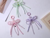 3月25日，在家里就能賺錢的工作，帶回家做的手工，低成本創(chuàng)業(yè)開手工加工廠，手工之家的純手工合作讓大家收入更好，圖為串珠米珠繡純手工產(chǎn)品剪影