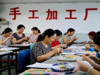 把手工領(lǐng)回家做，純手工加工廠允不允許，就看簽訂的正規(guī)合同怎么說？