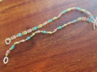 4月17日，外發(fā)手工領(lǐng)回家做，帶回家做的手工創(chuàng)業(yè)項(xiàng)目，小成本創(chuàng)業(yè)做手工工作室，在手工之家，純手工事業(yè)給了大家更多掙錢的方法，圖為串珠米珠繡純手工產(chǎn)品剪影