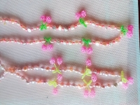 4月20日，在家里就能賺錢的工作，小成本創(chuàng)業(yè)做手工傳承官，居家手工創(chuàng)業(yè)開手工加工廠，手工之家的純手工事業(yè)不斷發(fā)展，圖為串珠米珠繡純手工產(chǎn)品剪影