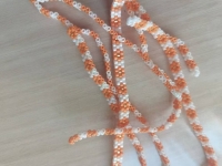 4月21日，想接正規(guī)廠家的手工，拿回家做的手工，小成本創(chuàng)業(yè)開手工工作室，在手工之家，純手工大家都喜歡，圖為串珠米珠繡純手工產(chǎn)品剪影