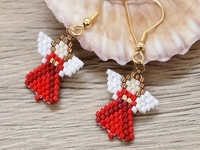 4月24日，手工拿回家做在哪里找，小成本創(chuàng)業(yè)做手工加工廠，帶回家做的手工工作室，在手工之家，通過手工掙錢并不難，圖為串珠米珠繡純手工產(chǎn)品剪影