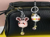 4月29日，家里干的手工兼職，帶回家做的手工就業(yè)創(chuàng)業(yè)項(xiàng)目，微創(chuàng)業(yè)做手工工作室，純手工合作成就大家和手工之家，圖為串珠米珠繡純手工產(chǎn)品剪影