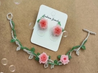 5月2日，手工外發(fā)一手貨源，在家兼職手工掙錢(qián)，小成本創(chuàng)業(yè)做手工工作室，與手工之家合作，大家靈活自由，圖為串珠米珠繡純手工產(chǎn)品剪影