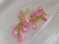 5月20日，手工外發(fā)加工怎么找貨源，想接正規(guī)廠家的手工，微創(chuàng)業(yè)做手工工作室，手工之家堅(jiān)持創(chuàng)新，努力讓大家合作更有成效，圖為串珠米珠繡純手工產(chǎn)品剪影