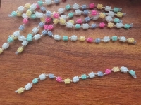 6月1日，外發(fā)手工活正規(guī)平臺(tái)，手工靈活就業(yè)、微創(chuàng)業(yè)做手工工作室，在手工之家，專心讓事業(yè)更好、大家收入更好，圖為串珠米珠繡純手工產(chǎn)品剪影