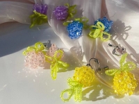 9月27日，在家就能掙錢(qián)的工作，兼職創(chuàng)業(yè)做手工工作室，手工外發(fā)加工正規(guī)的廠家，手工之家真心、真誠(chéng)地與大家合作，圖為串珠米珠繡純手工產(chǎn)品剪影